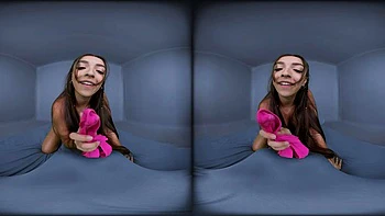 MaWi делает минет и трахается сзади в VR