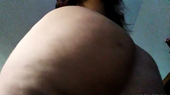 Die haarige französische Brünette fickt mit großem Arsch freestyle