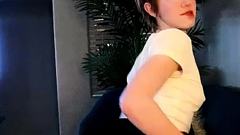 Petite salope Alice White se déshabille en solo