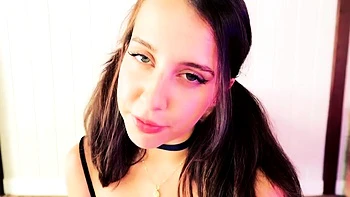 Princesa morena hace striptease en solitario