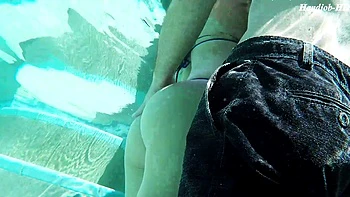 Masturbation de bite sous l'eau et mains sur le cul