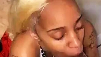 Ebony chupando e sendo fodida doggy no cu