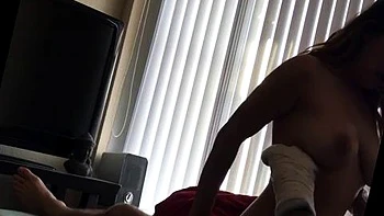 Amadora asiática cavalga na posição cowgirl