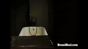 Brünette Lesbe als Sklavin im Dreier ausgepeitscht