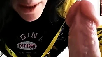 Adolescente amateur se branle le cul en gros plan avec jouets