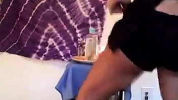 Nena negra golpea su culo en show interracial webcam