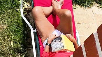 Masturbación desnuda al sol al aire libre