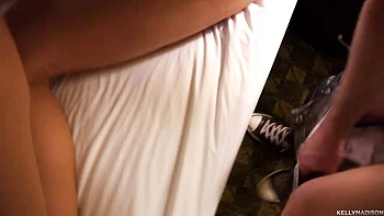 Блондинка Мэдисон с большими сиськами скачет на толстом члене