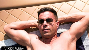 Petite Sophie en double pénétration anale avec grosses bites