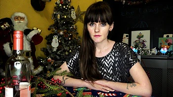 Teen morena se masturba sola en Navidad