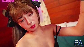 Heißes asiatisches Girl saugt hart und schluckt Sperma