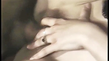 Vintage brünette Dienerin mit großem Arsch im Anal-Dreier