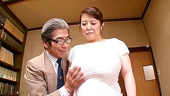 Asiatische Brünette mit großem Arsch und Titten wird abgespritzt