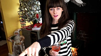 Europäische brünette Schönheit solo sanft zum Weihnachtsfest