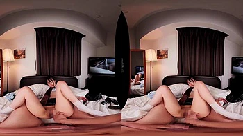 Amadora asiática chupa pau e leva anal VR