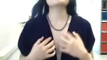 Amatrice se masturbe et jouit fort