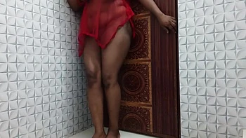 Деси-девка трясет огромной жопой одна в ванной