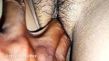 Трахает пальцами волосатую индийскую киску с кончей