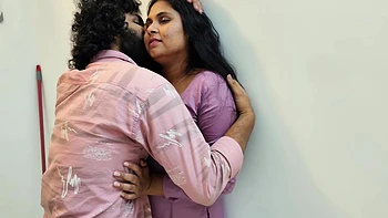 Un inconnu pénètre et baise une chaude indienne