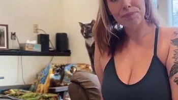 MILF gordinha e excitada exibindo peitões e bunda grande