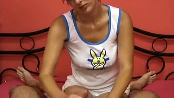 Adolescente rubia sonriente chupa y se masturba