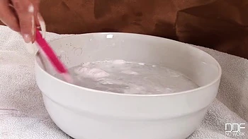 Milf rubia checa peluda se masturba sola