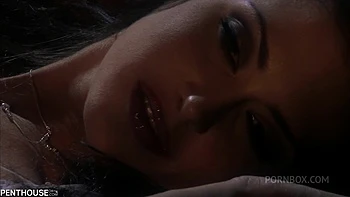 Europäische busige Brünette Sklavin wird gefickt