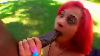 Ebony mit fettem Arsch fickt und saugt im Doggy & Cowgirl