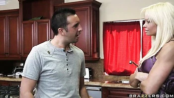 Блондинка милф Райли любит сосать большой член и прыгать на собаке