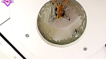 Stiefschwester wacht auf, saugt Schwanz mit Sperma im Gesicht