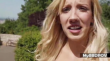 Sophia Grace suce profondément et se fait baiser l’anus