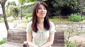 Азия с пикапом старик и молодая, кончает в рот