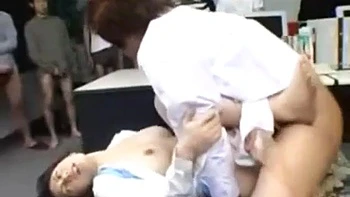 Азиатка из офиса делает минет по-японски