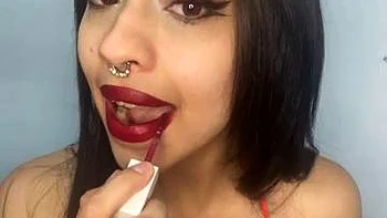 Latina mit großen Titten spielt solo mit Toys