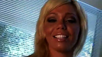 Lonnie loira se masturba com brinquedos