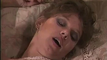 Milf rétro suce et chevauche en levrette