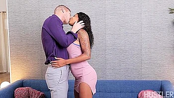 O grande cu preto da September Reign no sofá