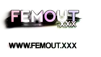 Полная брюнетка-транс дрочит вибратором в одиночку