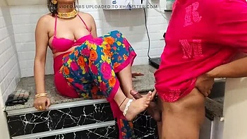 Stiefmutter bringt Stiefsohn Frauenkondom bei, endet mit Sperma im Arsch