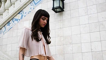 Nude teen Ivy introdcing her hairy pussy