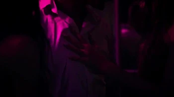 Lia Lin e Mensia Francis em trio hardcore teen com boquete