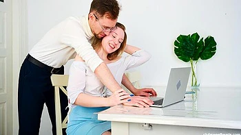 Belle aux longs cheveux suce grosse bite et se branle