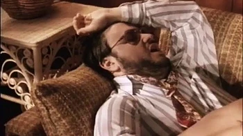 Две сиськастые девушки сосут, трахаются в позах наездницы и сзади в Нью-Йорке