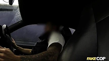 Блондинка-полицейская Монти скачет на огромном члене