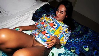 Esposa tailandesa chupando e fodendo a buceta perfeita