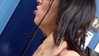 Morena de tetas pequeñas follada doble con rimming