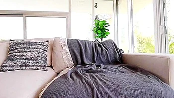 Ton énorme queue veineuse reçoit une grosse pipe et une levrette