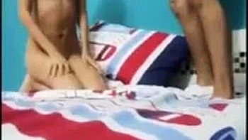 Adolescente magra gemendo e gozando no doggy