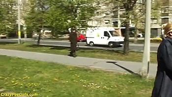 Alexa Weix pisse en public - vrai golden shower et nudité extérieure