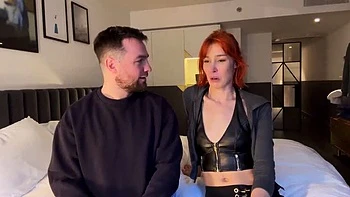 MILF pelirroja Pixie Pink follada fuerte en ducha de hotel